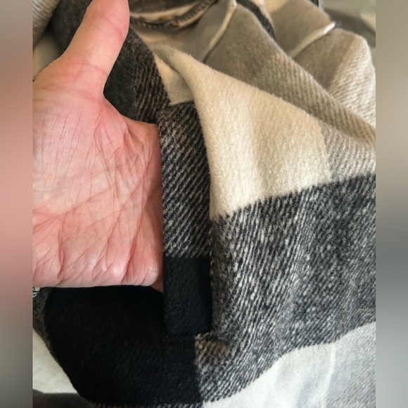 ANDTHEWHY Women’s Plaid Button-Up Shacket - Picture 4 of 6